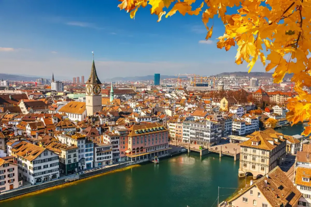 Zürich là điểm đến hấp dẫn du khách nhờ cảnh quan tuyệt đẹp với hồ Zürich và những dãy núi bao quanh, mang đến không gian thiên nhiên thơ mộng. Thành phố này còn nổi bật bởi văn hóa và lịch sử phong phú, thể hiện qua các bảo tàng, nhà hát và khu phố cổ (Altstadt) với kiến trúc Trung cổ đặc sắc. Là trung tâm tài chính hàng đầu thế giới, Zürich cũng thu hút người mua sắm với con phố Bahnhofstrasse sang trọng. Du khách sẽ được trải nghiệm ẩm thực đa dạng từ món Thụy Sĩ truyền thống như fondue đến các món quốc tế cao cấp. 