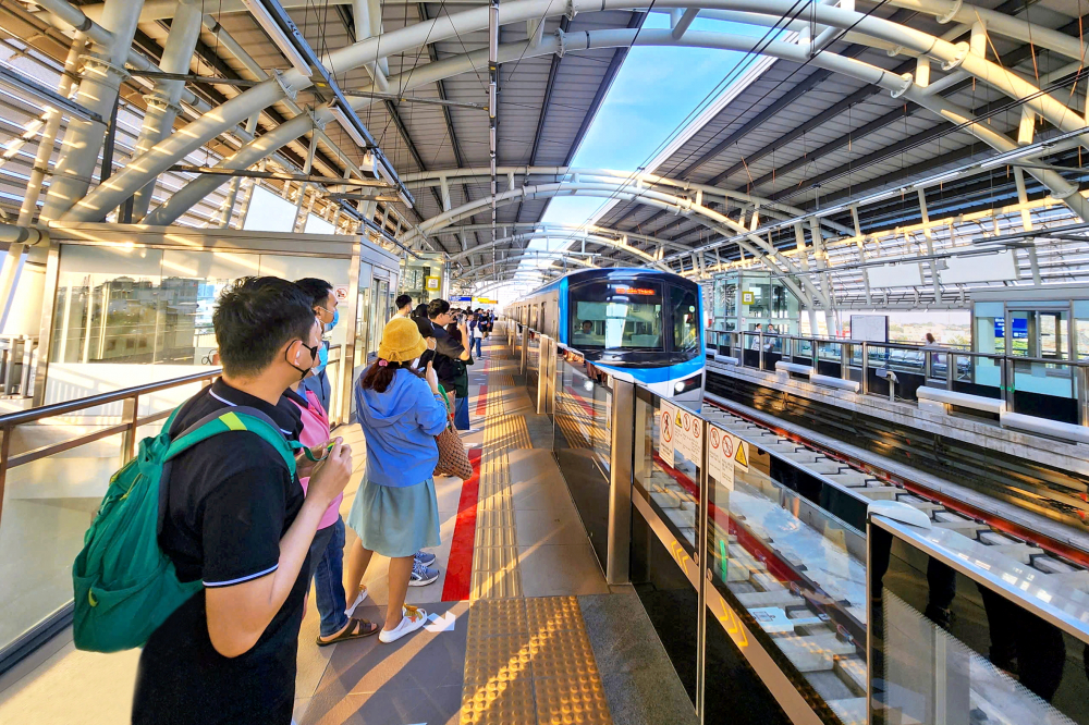 Hành khách chờ tàu tại nhà ga của tuyến metro số 1 ẢNH: VŨ QUYỀN