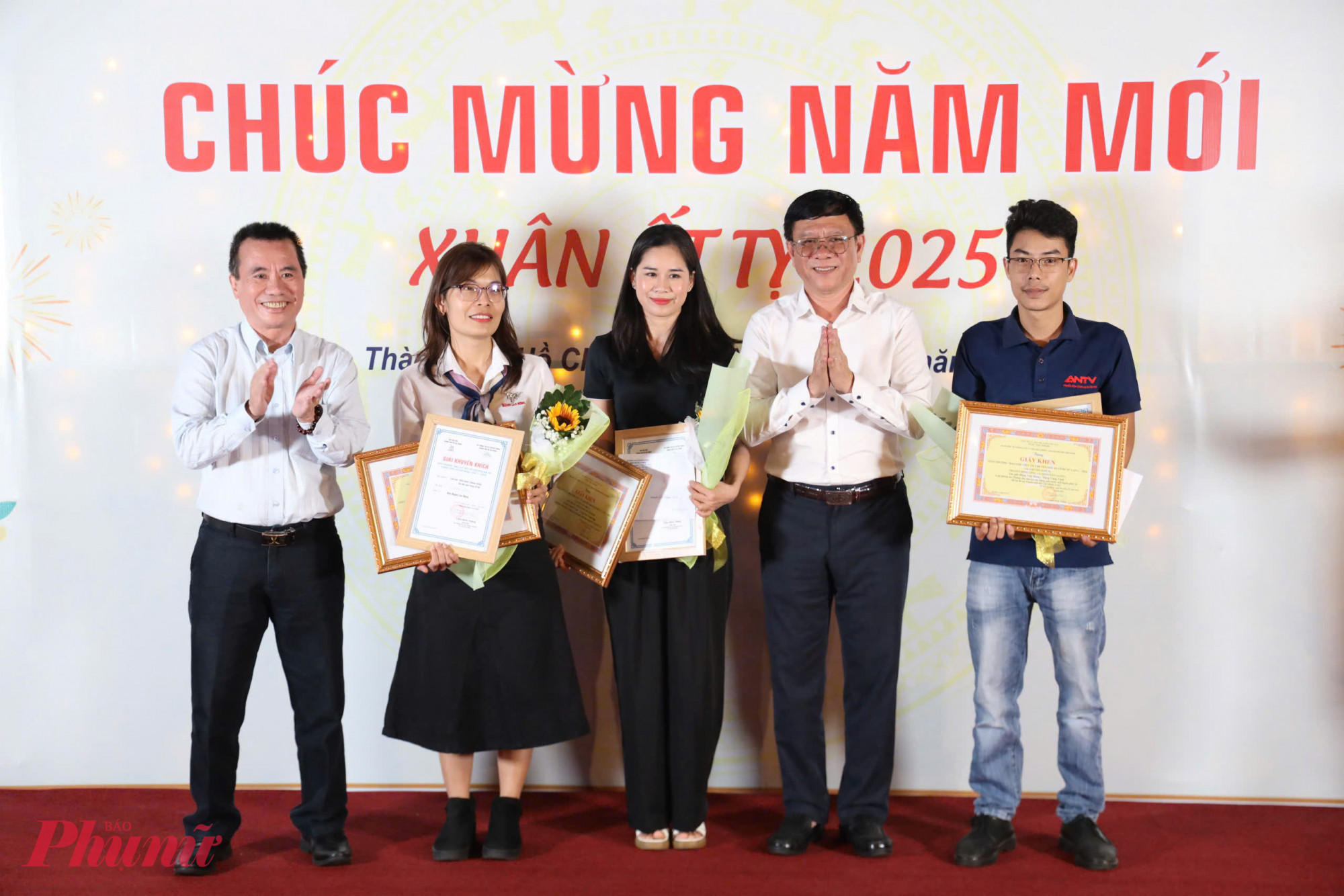 Phóng viên Nguyễn Loan (ở giữa) nhận giải thưởng - Ảnh: N.L.