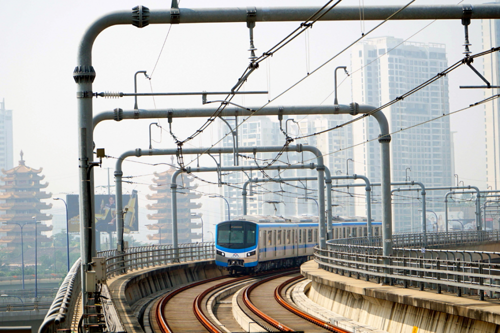 Sau 17 năm chờ đợi, tàu điện trên tuyến metro số 1 đã lăn bánh