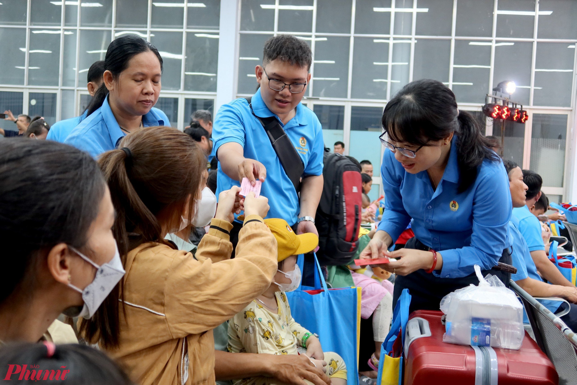 LĐLĐ TPHCM tặng vé tàu lửa đưa người lao động về quê ăn tết năm 2024 - Ảnh: Ngọc Trăm