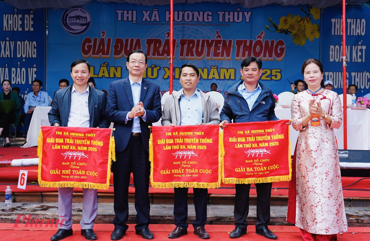 Giải nhất, nhì, ba toàn cuộc lần lượt thuộc về: Thủy Thanh, Thủy Phương và Thủy Lương. Giải phong cách được trao cho đội đua của phường Thủy Phương