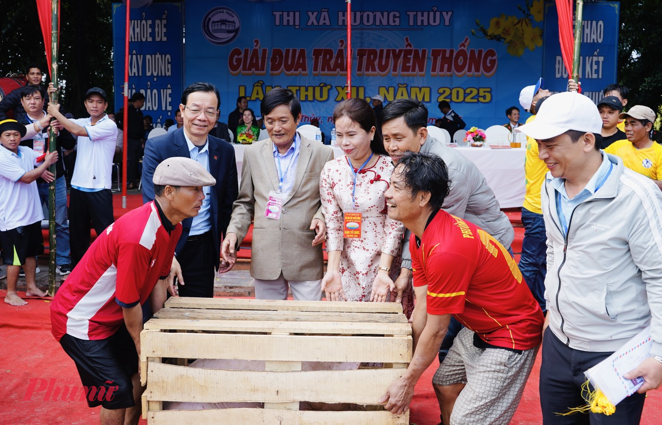 Sau hơn nửa ngày tranh tài quyết liệt, trải đua đến từ phường Thủy Châu xuất sắc giành giải tam thắng với chú heo nặng hơn 50kg