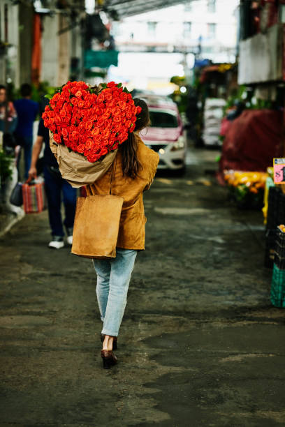 Những bó hoa hồng rực rỡ, những gói quà lộng lẫy hay những lời tỏ tình nồng cháy vào ngày 14/2 hàng năm cũng không thể hứa hẹn gắn kết người ta với nhau mãi mãi (ảnh minh hoạ) 