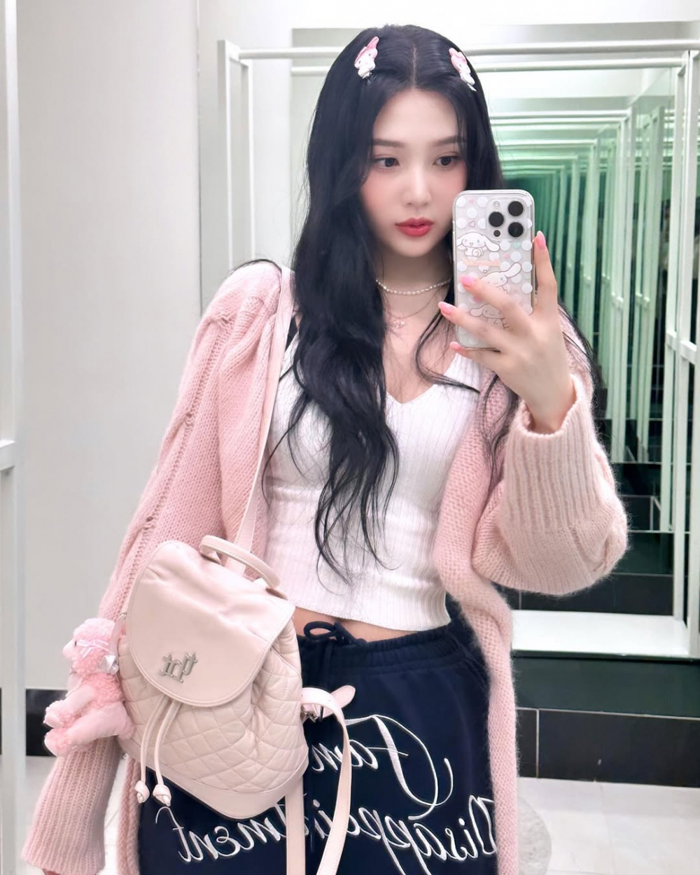 Joy (Red Velvet) luôn nổi bật với phong cách đáng yêu, nữ tính và balo hồng là một trong những món đồ cô thường sử dụng. Những chiếc balo màu hồng, từ tông pastel nhẹ nhàng đến hồng đậm nổi bật, đều dễ dàng làm bạn trở nên nổi bật trong đám đông. Được thiết kế với nhiều kiểu dáng, balo hồng không chỉ phù hợp cho những buổi đi chơi mà còn có thể dùng khi đi học hoặc làm việc. 