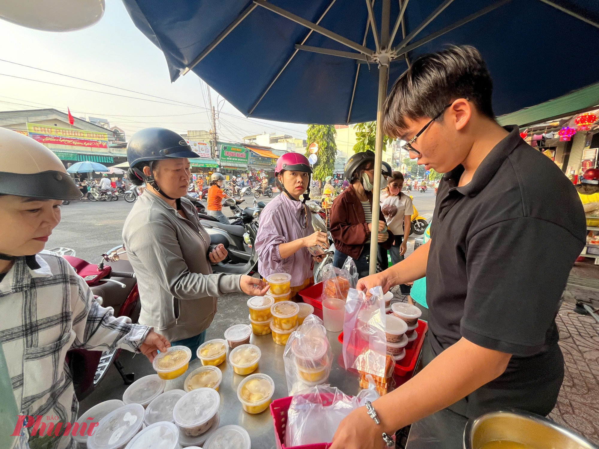 Xôi, chè, bánh thần tài, hủ vàng… cũng là mặt hàng bán chạy trong dịp này. Giá các mặt hàng này không đổi so với ngày thường. 