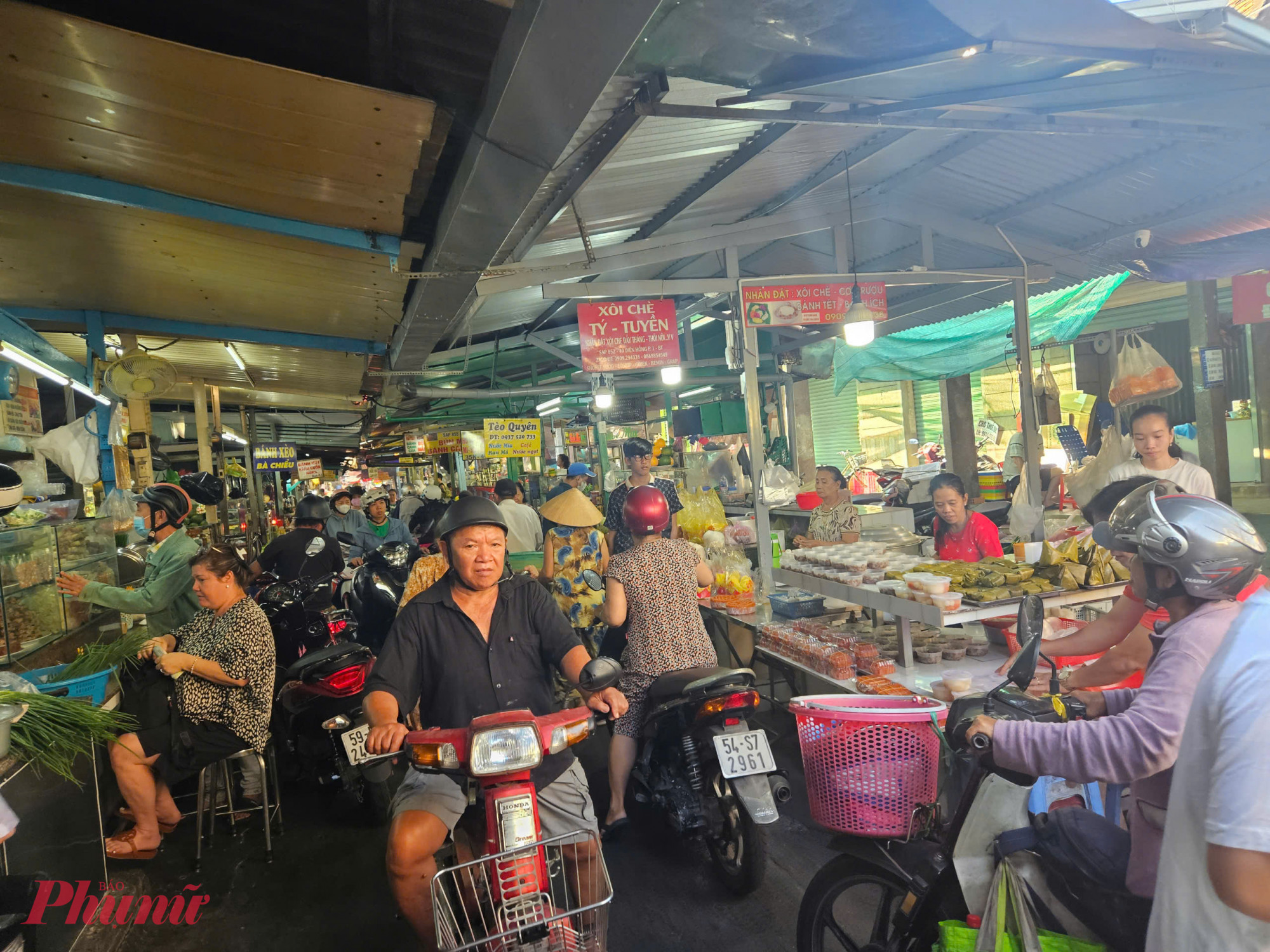 Lối vào khu vực bán xôi chè, cau, trầu ở chợ Bà Chiểu đông nghịt khách. Đây cũng là mặt hàng bán chạy trong ngày hôm nay. 