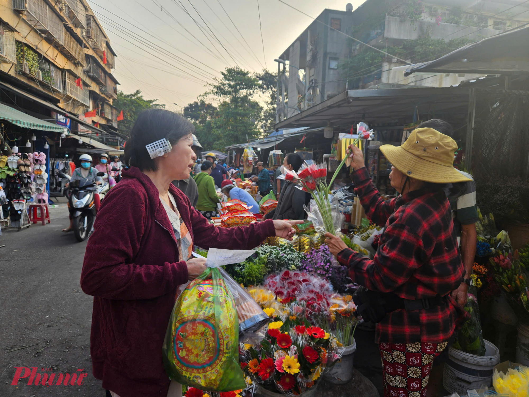 Theo các tiểu thương, nguyên nhân giá hoa tăng do trong tháng Giêng nhu cầu sử dụng mặt hàng này tăng, trong khi các nhà vườn không kịp cung cấp. Ngoài ra, còn do trước tết đã có số lượng lớn hoa tươi được cắt tỉa đưa ra thị trường, nên nguồn cung bị hụt.