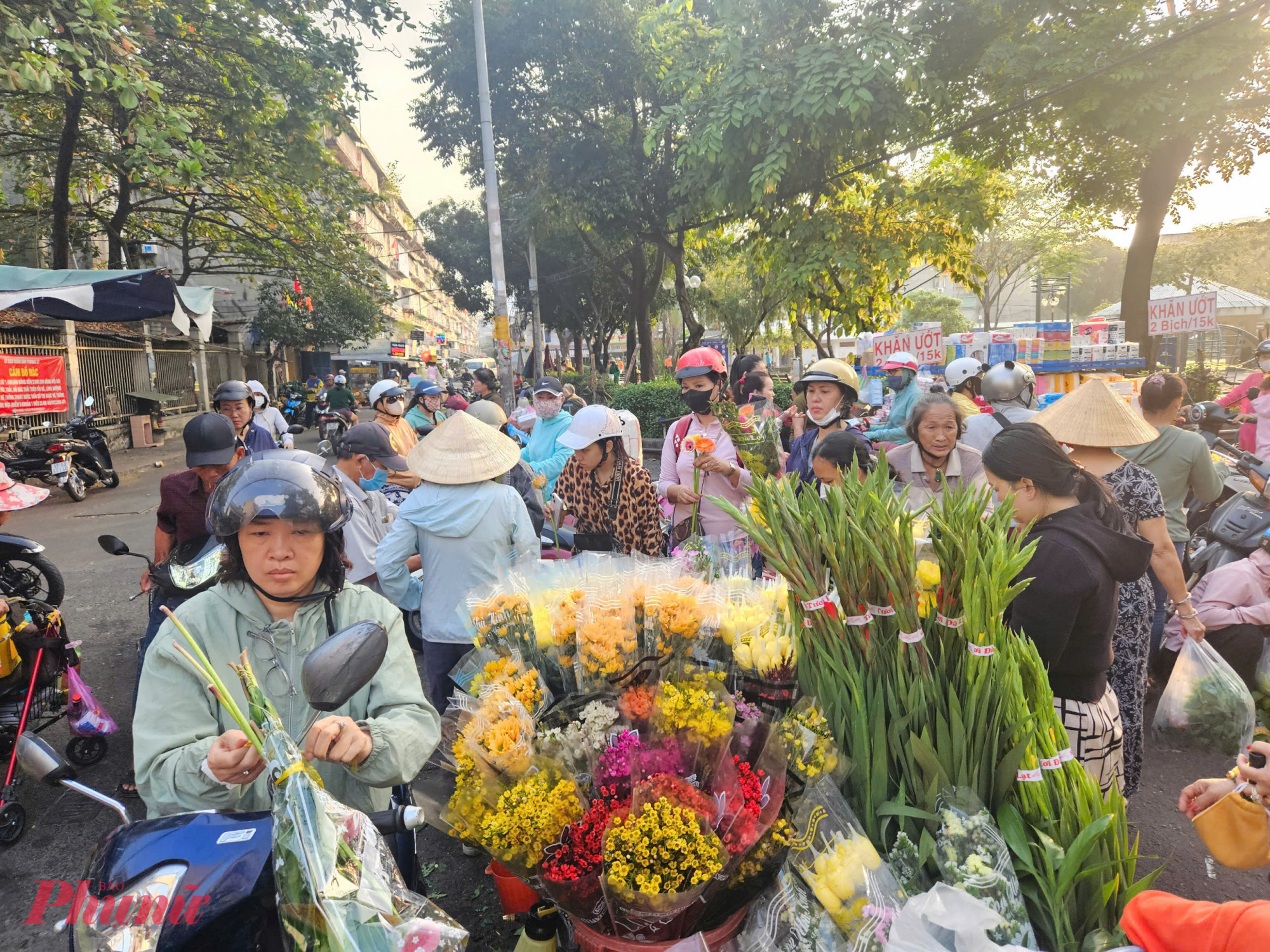 Từ sáng sớm, các sạp bán hoa tươi ở nhiều khu chợ truyền thống như chợ Bà Chiểu, chợ Thanh Đa (quận Bình Thạnh); chợ Phước Bình, chợ Bình Triệu (TP Thủ Đức)… đã đông đúc người mua. 