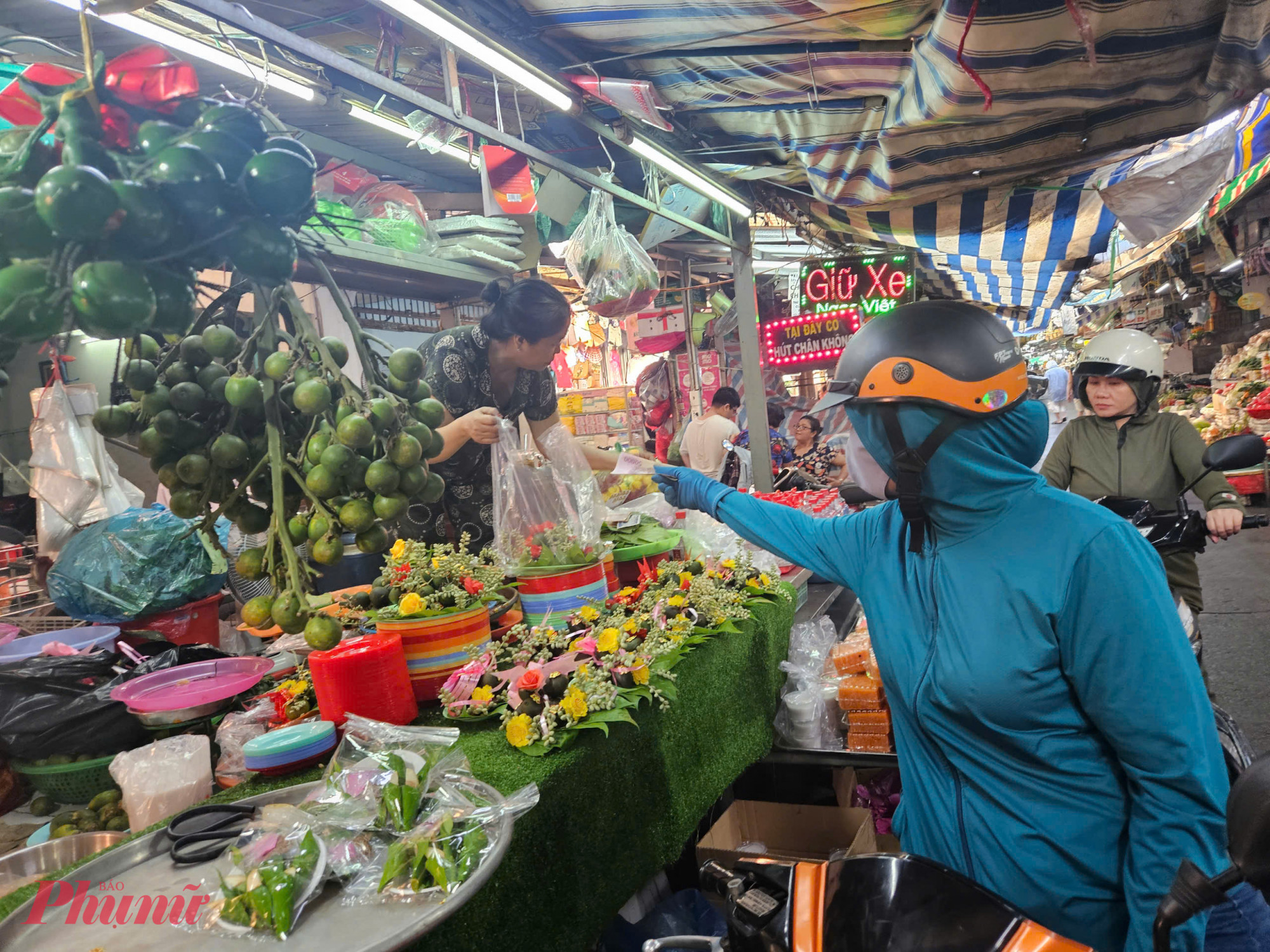 Hàng cau trầu ở chợ Bà Chiểu nhộn nhịp người mua.