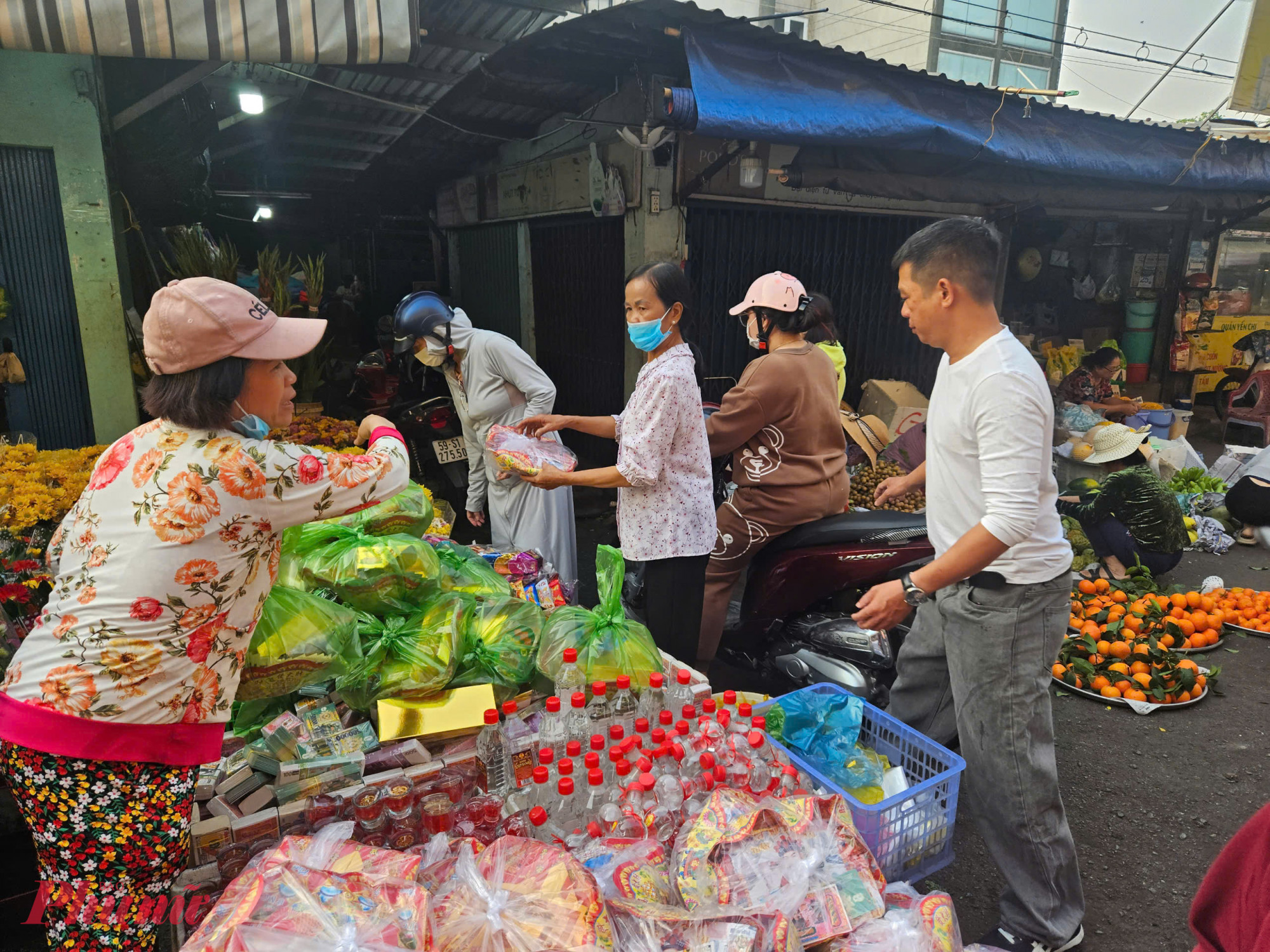 Các loại giấy tiền cúng Thần Tài được bán phổ biến từ 15.000 đồng/bộ trở lên, tùy loại. 