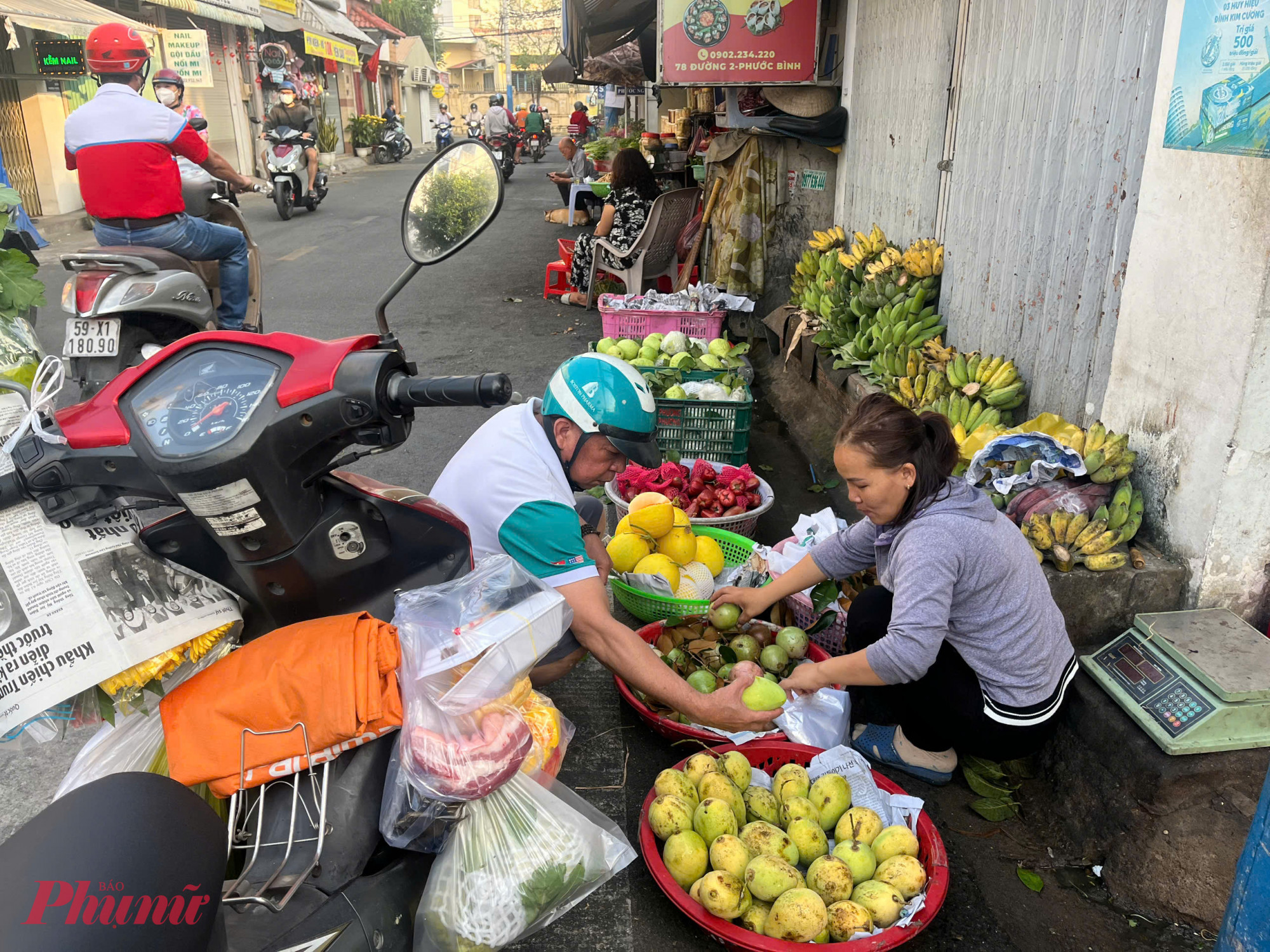 Trái ngược với hoa tươi, các mặt hàng trái cây vẫn giữ ổn định so với trước tết. Cụ thể, mãng cầu xiêm 70.000-75.000 đồng/kg, xoài 60.000-70.000 đồng/kg…