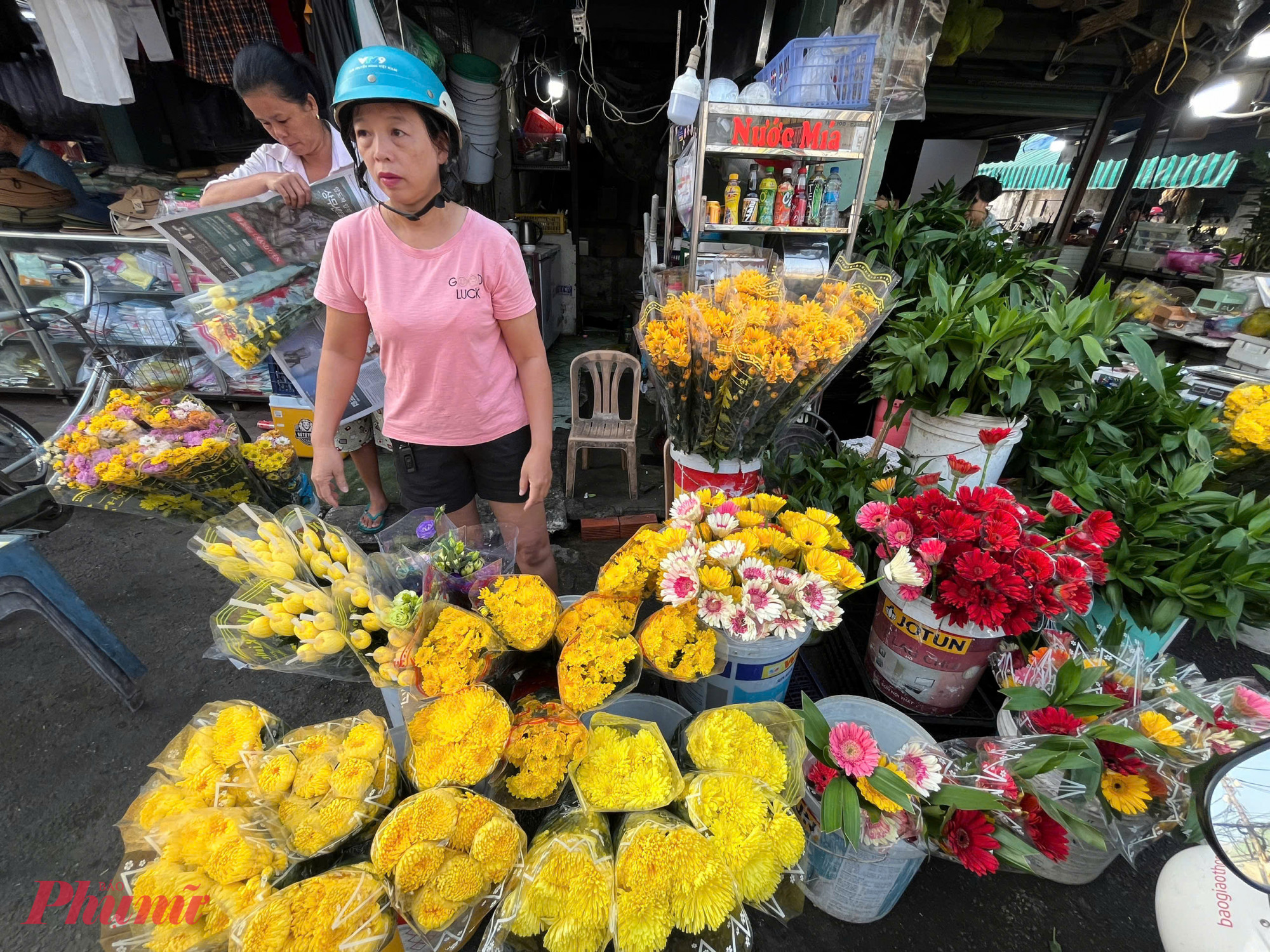 So với ngày thường, giá hoa tươi tăng mạnh. Trong đó, hoa đồng tiền tăng mạnh nhất, gần gấp đôi so với trước tết và có giá phổ biến 65.000-75.000 đồng/bó 5 bông, mua lẻ là 15.000 đồng/bông. 