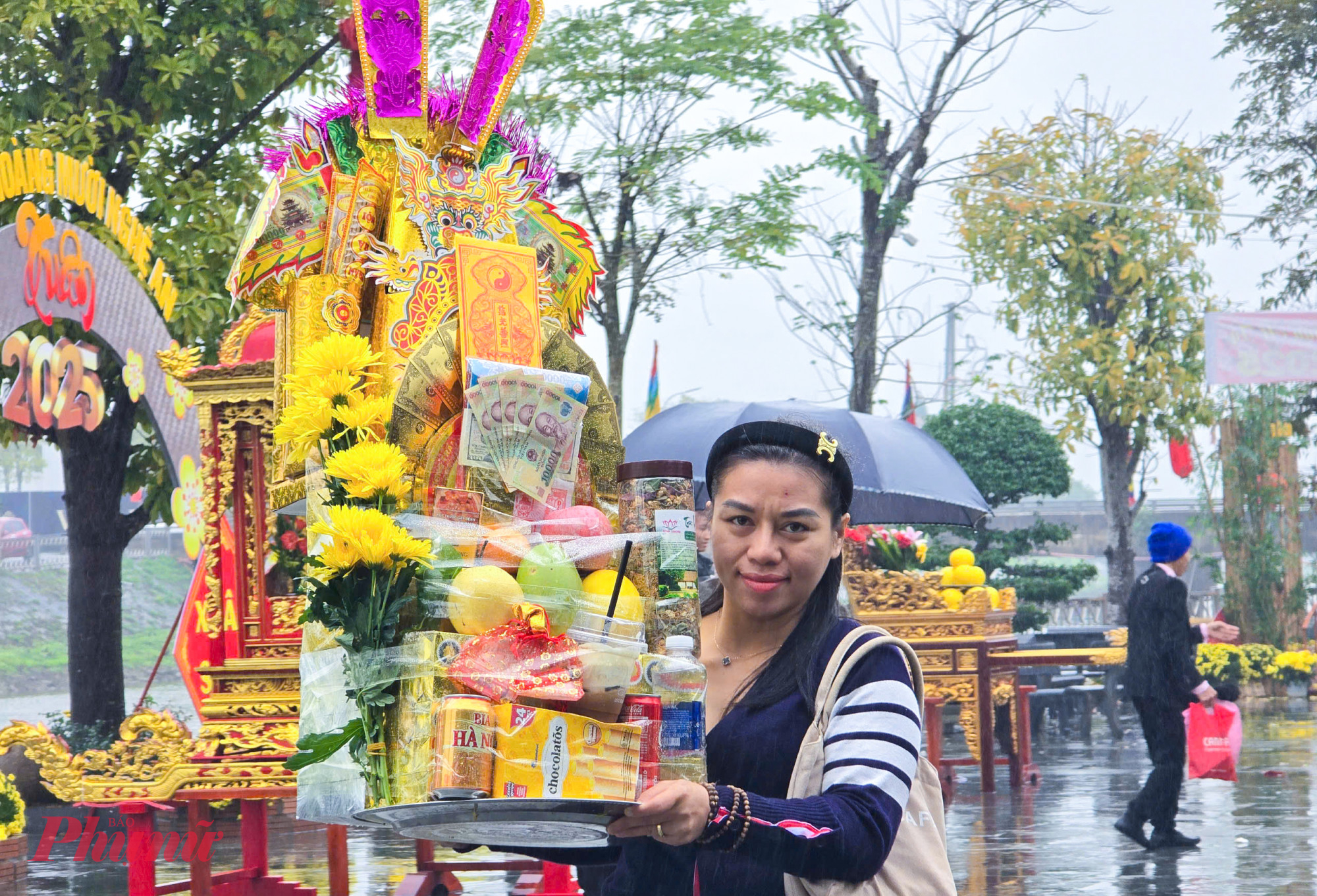 Chị Nguyễn Thị Xuân (trú huyện Thọ Xuân, tỉnh Thanh Hóa) cho biết, đền ông Hoàng Mười là một trong những ngôi đền rất thiêng ở Nghệ An, lại được xem là vị thánh chuyên ban lộc về công danh nên năm nào chị cũng tranh thủ vào Nghệ An để dâng hương, cầu tài lộc tại ngôi đền này.