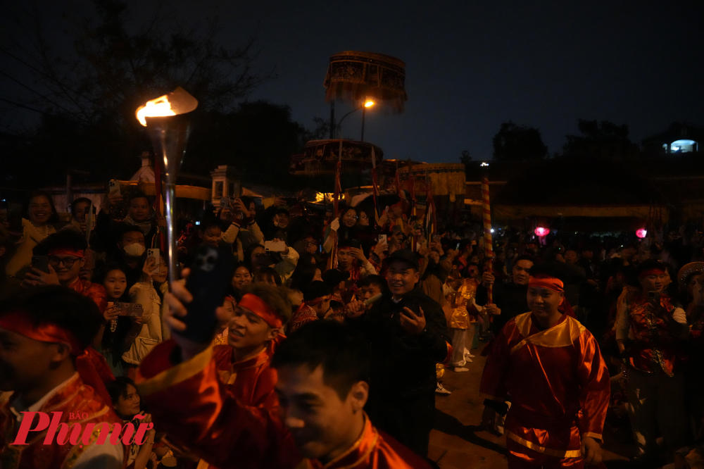 Theo sau là đoàn thợ săn của ông Đương Cảnh Công, tiếng hò reo vang dậy khắp nơi, khua chiêng gõ mõ để doạ hổ.