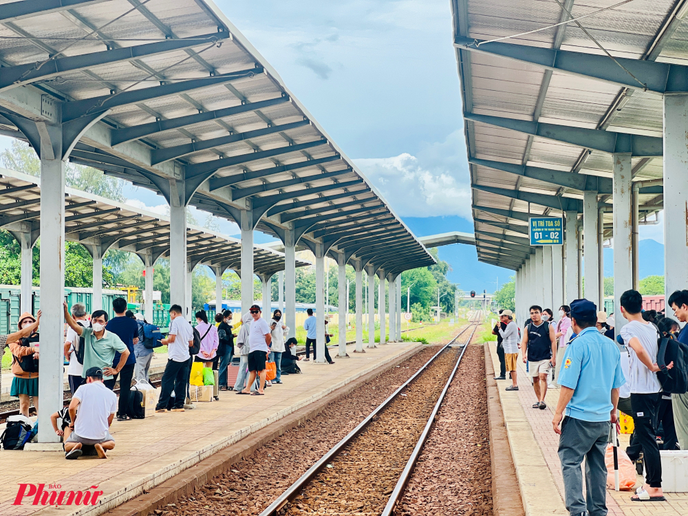 Khách chờ tàu tại ga Tháp Chàm (Ninh Thuận). Ảnh: Quốc Thái