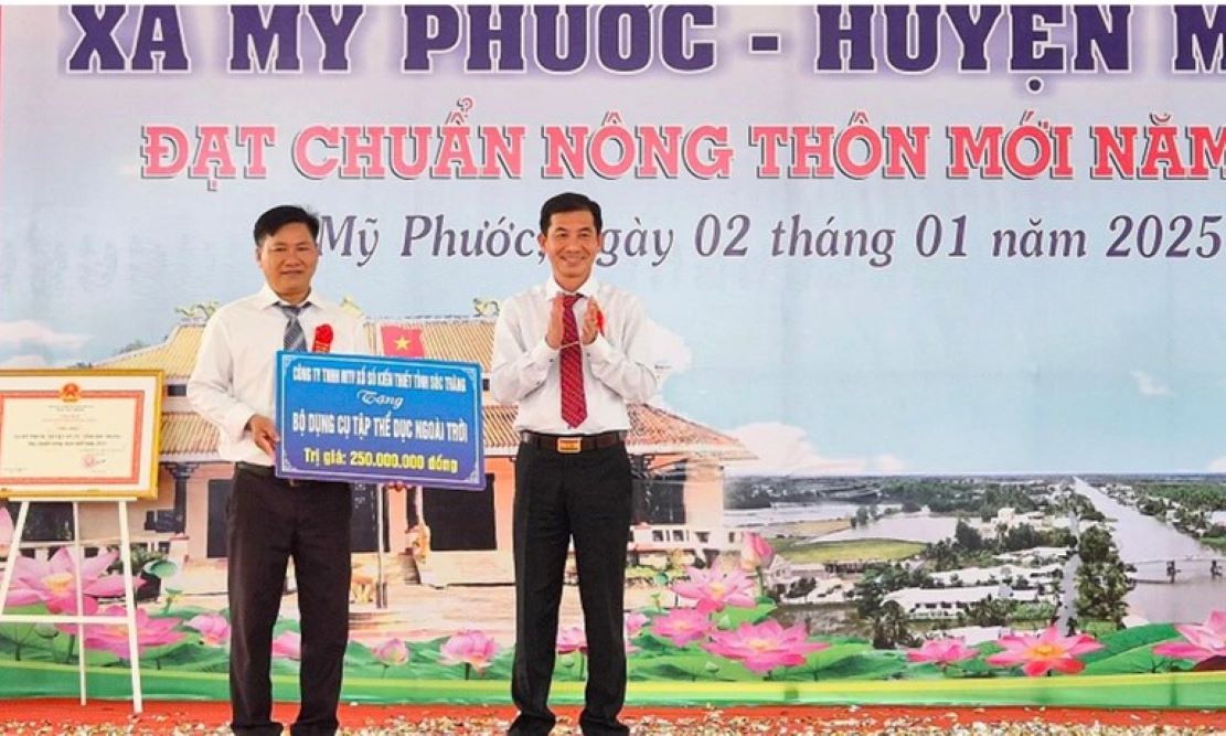 Ông Âu Văn Dự - Giám đốc Công ty TNHH MTV XSKT tỉnh Sóc Trăng (bên phải) trao bộ dụng cụ học tập thể dục ngoài trời trị giá 250 triệu đồng cho xã Mỹ Phước, huyện Mỹ Tú - Ảnh: Công ty TNHH MTV XSKT tỉnh Sóc Trăng