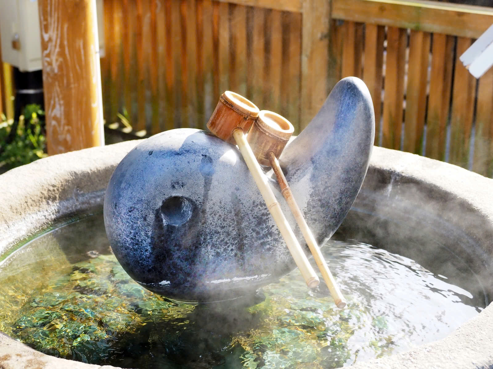 Nước ở Tamatsukuri Onsen nổi tiếng với đặc tính dưỡng ẩm đến mức đôi khi còn được gọi là “kem dưỡng da tự nhiên” - Nguồn ảnh: Pixta