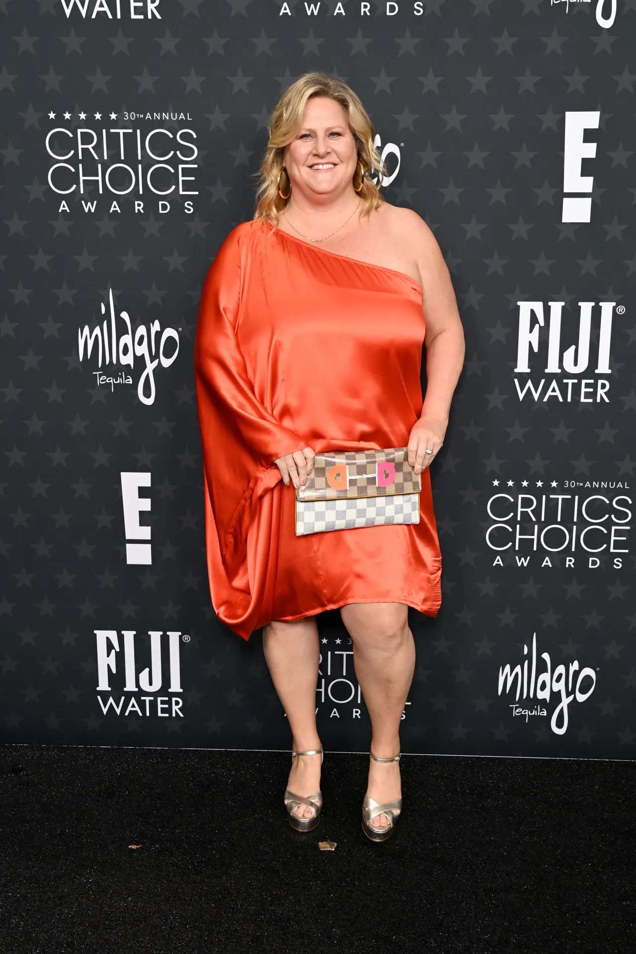 Bridget Everett: Bridget Everett xuất hiện và khoe dáng trong chiếc váy ngắn màu cam neon chói lóa, chỉ có một tay áo dài. Bộ trang phục thiếu tinh tế khiến cô trông giống như nhân viên thu ngân.