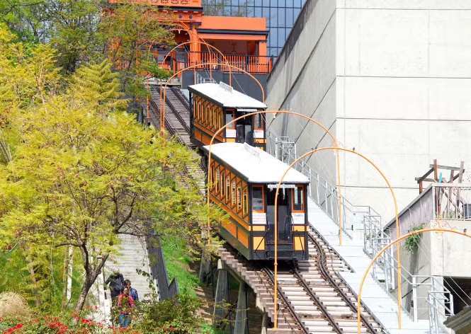 Angels Flight mở cửa hằng ngày từ 6g45 đến 22 giờ và không cần đặt vé trước. Bạn có thể chọn tuyến một chiều lên hoặc xuống đồi hoặc đi khứ hồi chỉ với 2 usd (khoảng 50.000 đồng). Nếu bạn có thẻ TAP (thẻ giao thông công cộng ở Los Angeles) thì mỗi lượt đi chỉ mất 0,5 usd.