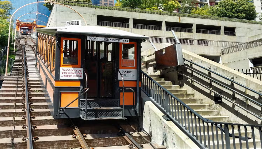 Bắt đầu hoạt động vào năm 1901, Angels Flight đã xuất hiện trong nhiều bộ phim Hollywood và là điểm tham quan chính của khu trung tâm thành phố. 