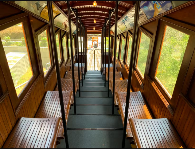 Thiết kế bên trong toa tàu Angels Flight phần lớn là gỗ. Hãy nhớ mang theo máy ảnh để không bỏ lỡ những  cảnh đẹp. Nơi đây rất đông vào lúc bình minh và hoàng hôn, vì vậy hãy chuẩn bị xếp hàng và đến sớm hơn một chút để ngắm nhìn toàn cảnh trung tâm thành phố Los Angeles. 