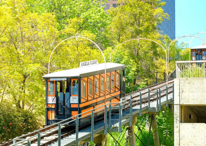 Ngồi trên Angels Flight bạn sẽ được chiêm ngưỡng những thắng cảnh nổi tiếng của Los Angeles như: Disney Concert Hall, Museum of Contemporary Art. 