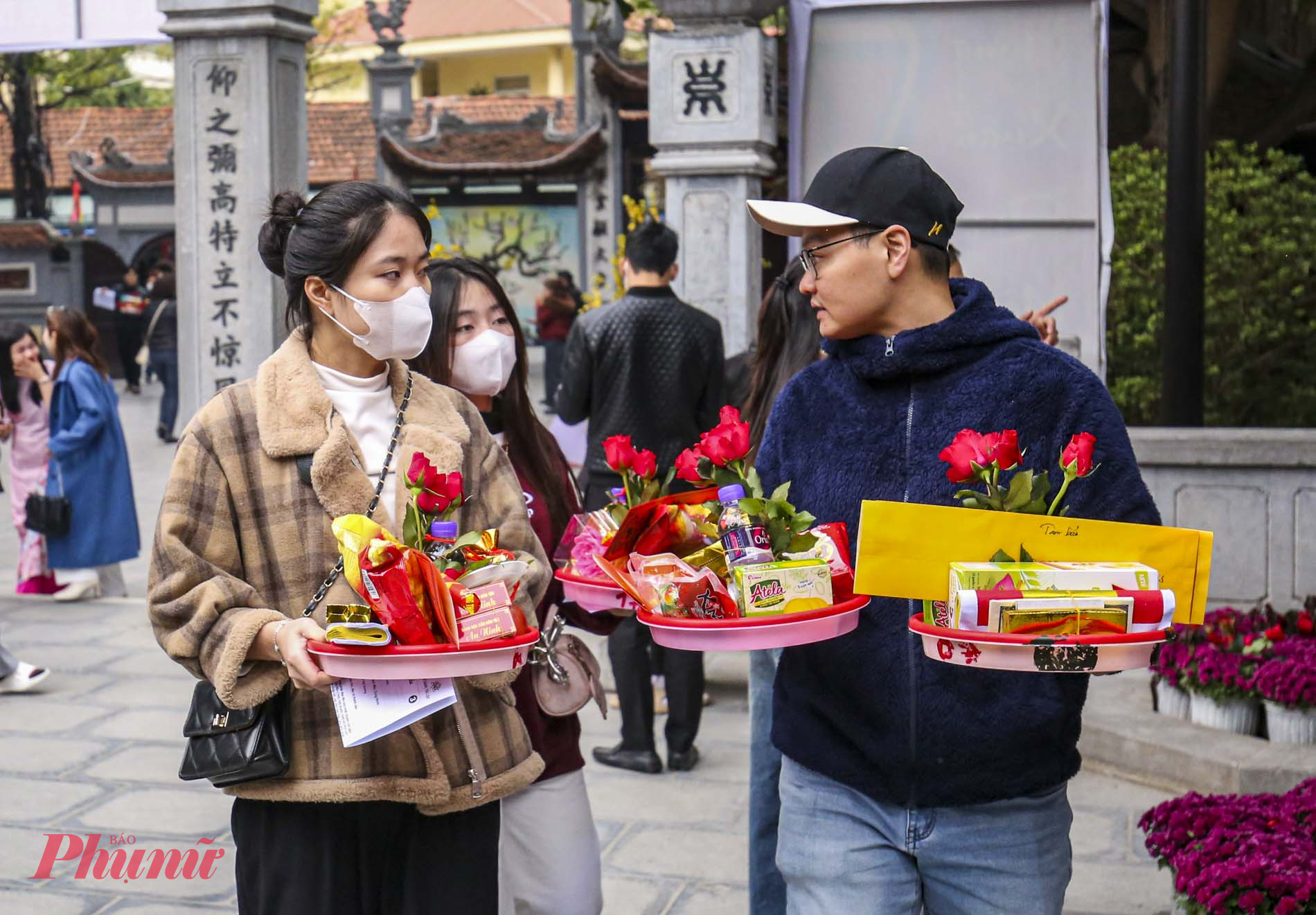 Chùa Hà được biết đến là chốn linh thiêng để cầu duyên. Chính vì vậy, trong những ngày cận dịp lễ tình yêu, rất nhiều người dân đã tìm đến đây để cầu và mong chuyện tình duyên được thuận lợi, hạnh phúc.