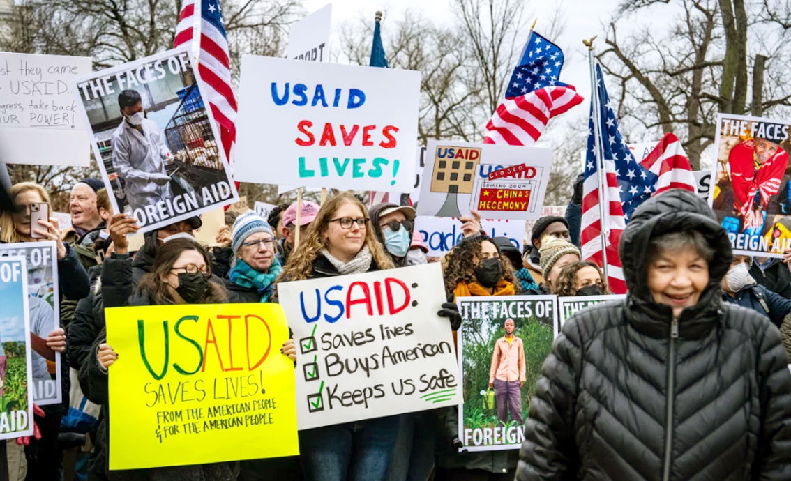 Hàng trăm người biểu tình gần Điện Capitol phản đối việc giải thể USAID - ẢNH: BEN DE LA CRUZ (NPR)