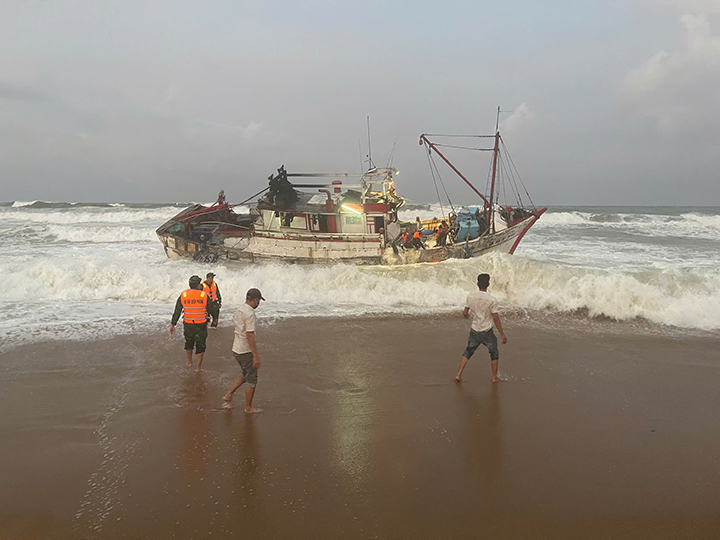 Tàu cá bị nạn được Đồn biên phòng Hòa Hiệp Nam lai dắt và đưa 4 thuyền viên vào bờ an toàn.