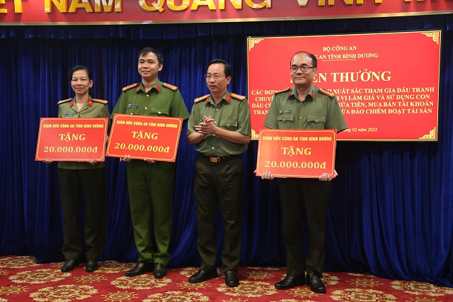 Lãnh đạo Công an tỉnh Bình Dương khen thưởng