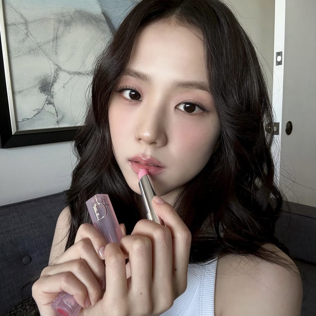  Jisoo tỏa sáng với kiểu trang điểm “fairy” Không nằm ngoài cuộc chơi xu hướng, Jisoo cũng tích cực lăng xê phong cách “fairy makeup” dịu dàng. Nữ idol làm nổi bật làn da sáng mịn với lớp makeup nhẹ nhàng, tạo tổng thể ngây thơ mà vẫn thanh lịch. Thủ lĩnh BlackPink cũng không quên sử dụng son dưỡng trong bộ sưu tập mới của Dior nhằm thêm hiệu ứng căng bóng khỏe mạnh cho đôi môi.