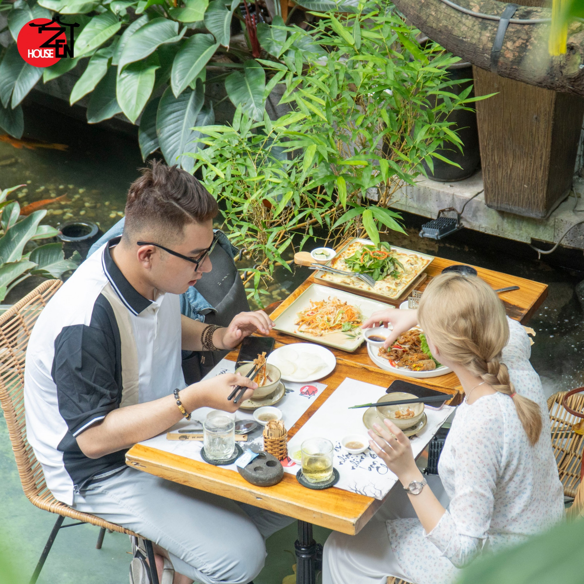  Zenhouse Café & Vegan Restaurant - Nhà hàng chay cao cấp quận Tân Bình Địa chỉ: Số 60/2 Vân Côi, phường 7, quận Tân Bình TP.Hồ Chí Minh  Giờ mở cửa: 7h - 22h  Giá tham khảo: 150.000đ - 250.000đ/người  Zenhouse Café & Vegan Restaurant là một điểm đến lý tưởng cho những ai yêu thích các món chay và không gian yên tĩnh, nhẹ nhàng. Đặc biệt, điểm thu hút nhất của nhà hàng này chính là hồ cá mắt, kết hợp với những cây xanh mát, tiếng nhạc êm ái, tạo cho thực hàng đến đây một cảm giác dễ chịu. Zenhouse Café & Vegan Restaurant phục vụ đầy đủ các món ăn từ khai vị đến tráng miệng. Nếu bạn ghé đến đây thì đừng quên thưởng thức thử các món như: Gỏi phù chúc Zenhouse, khổ qua xào ốc đậu, tempura rau củ, lẩu tiềm, lẩu chay,... Bạn hãy an tâm vì đồ ăn ở đây thơm ngon, hợp khẩu vị với nhiều người. 