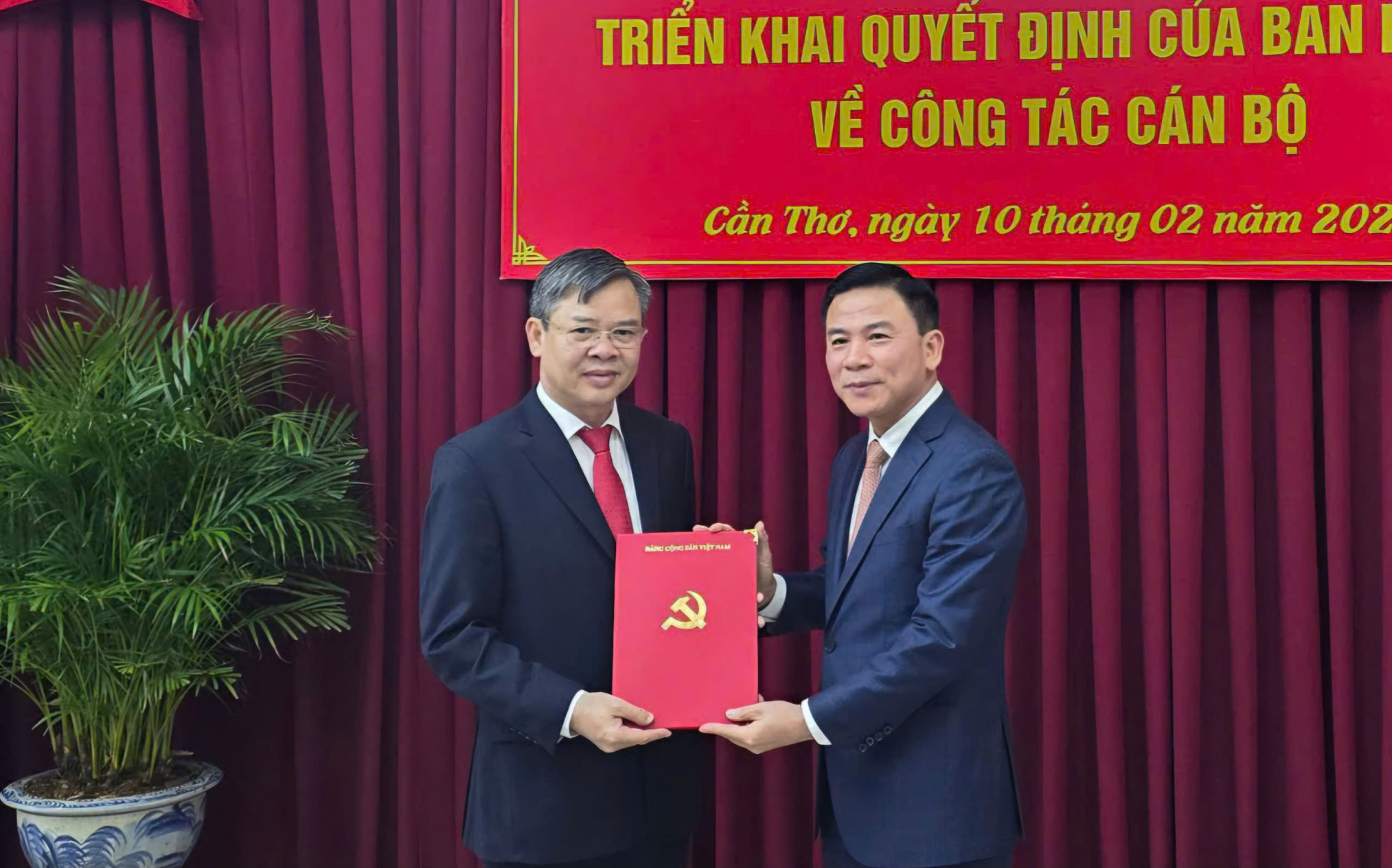 Ông Đỗ Trọng Hưng - Phó Trưởng Ban Tổ chức trao quyết định của Ban Bí thư cho ông Trương Cảnh Tuyên - Ảnh Nhật Huy