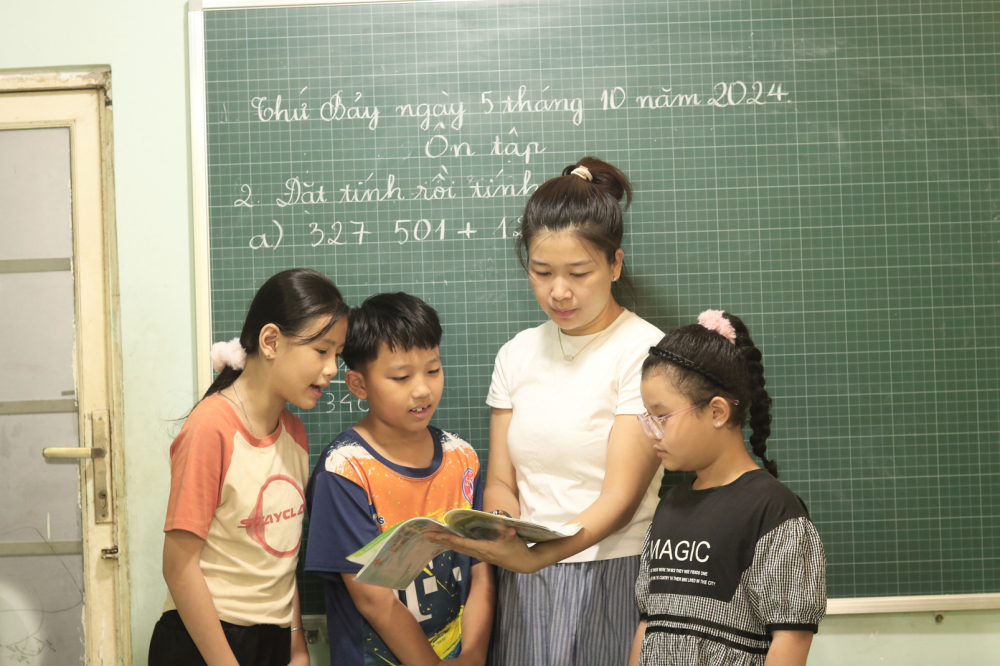 Nhà trọ thân thiện, an toàn cho phụ nữ và trẻ em - Bài 1: Khu trọ không để trẻ em bỏ học Cô giáo Nguyễn Lê Tuyết Hân dành ngày cuối tuần để hướng dẫn trẻ nhỏ ở khu nhà trọ của bà Đặng Thị Xuân ôn bài