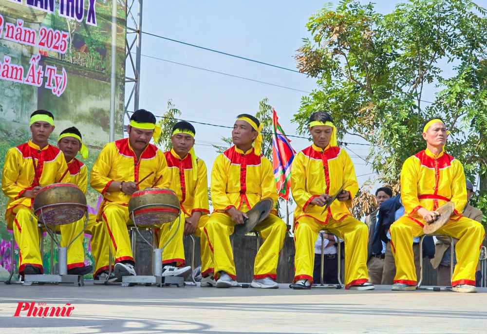 Ông Phan Duẩn Lợi - Trưởng ban tổ chức hội thi cho biết, đánh trống tế là một nét văn hóa đặc sắc đã có từ lâu đời của người dân huyện Yên Thành. Trong các dịp lễ, tết, giỗ tổ hoặc việc quan trọng, các dòng họ đều có nghi thức đánh trống tế.