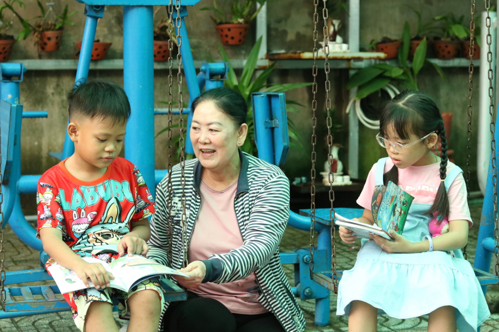 Nhà trọ thân thiện, an toàn cho phụ nữ và trẻ em - Bài 1: Khu trọ không để trẻ em bỏ học Bà Phạm Thị Nhỏ thường động viên trẻ em trong khu trọ của mình học tập và rèn luyện tốt