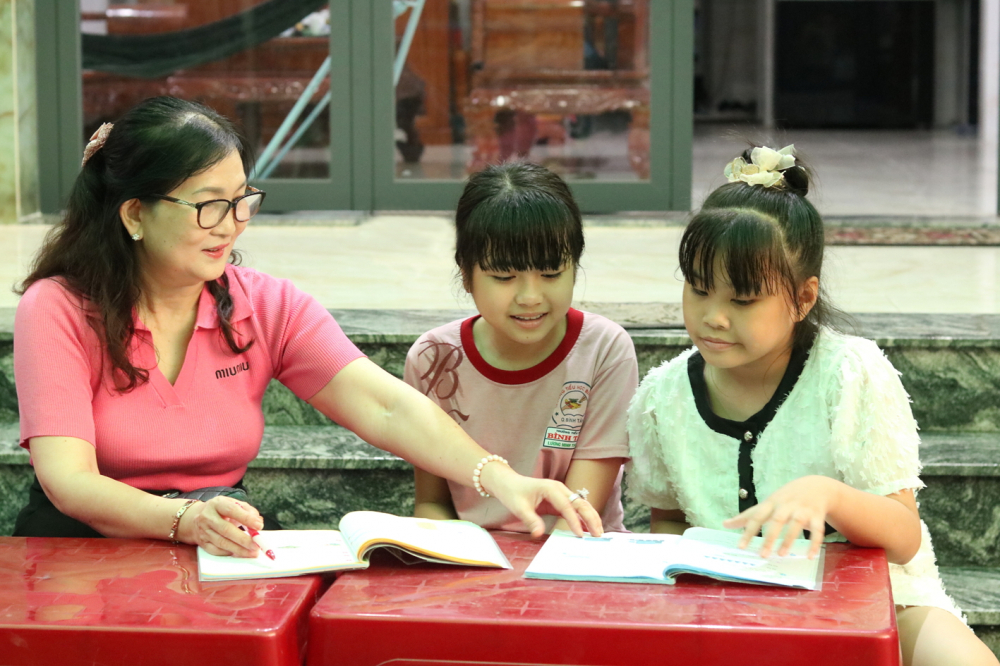 Nhà trọ thân thiện, an toàn cho phụ nữ và trẻ em - Bài 1: Khu trọ không để trẻ em bỏ học Cô giáo Cao Thị Nhan hỗ trợ trẻ trong khu trọ của bà Phạm Thị Nhỏ học tập