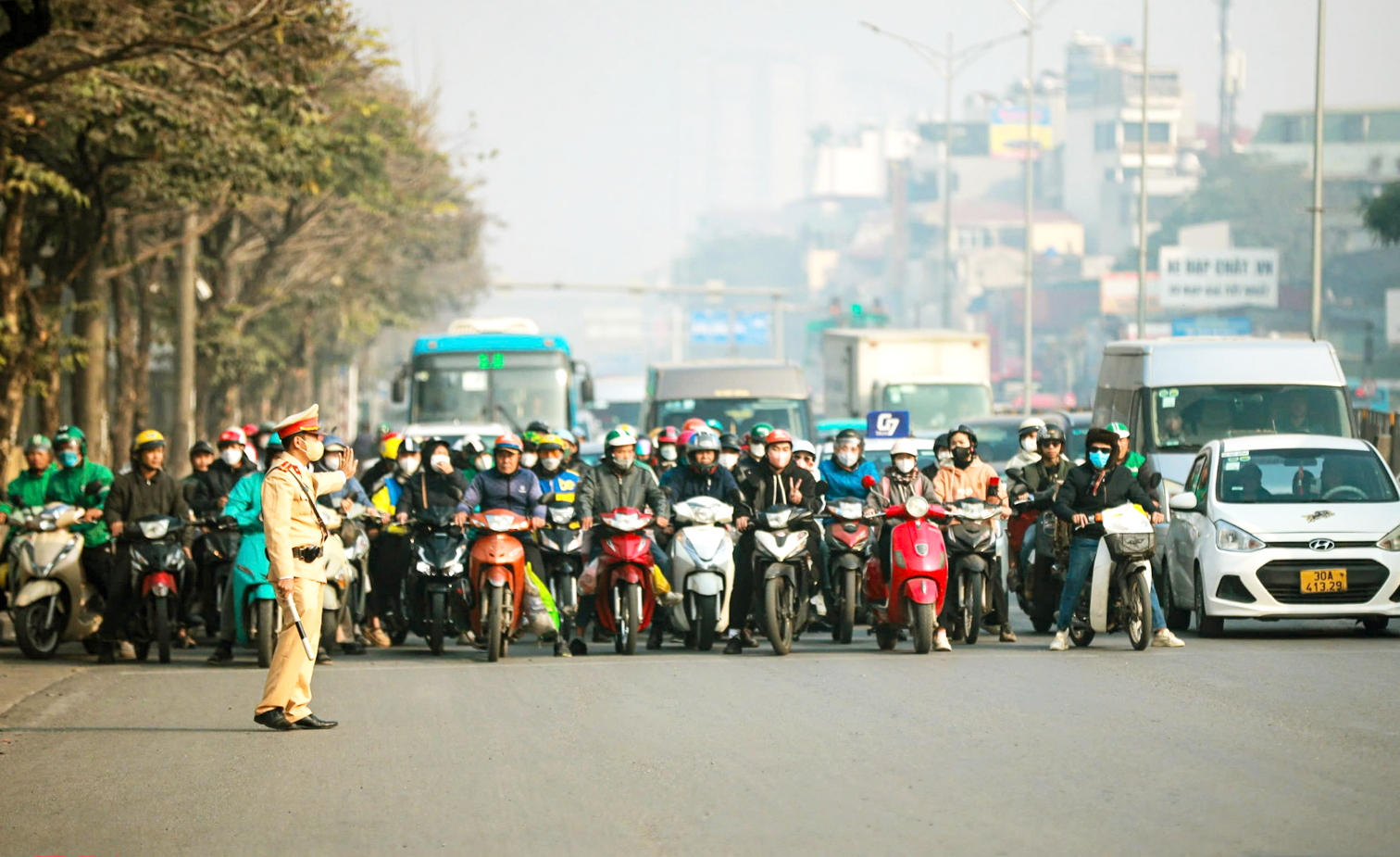 Theo các chuyên gia, tình hình giao thông tại Hà Nội đã chuyển biến tích cực sau khi áp dụng Nghị định 168  nên không cần thiết tăng mức phạt - ẢNH: ANH NGỌC