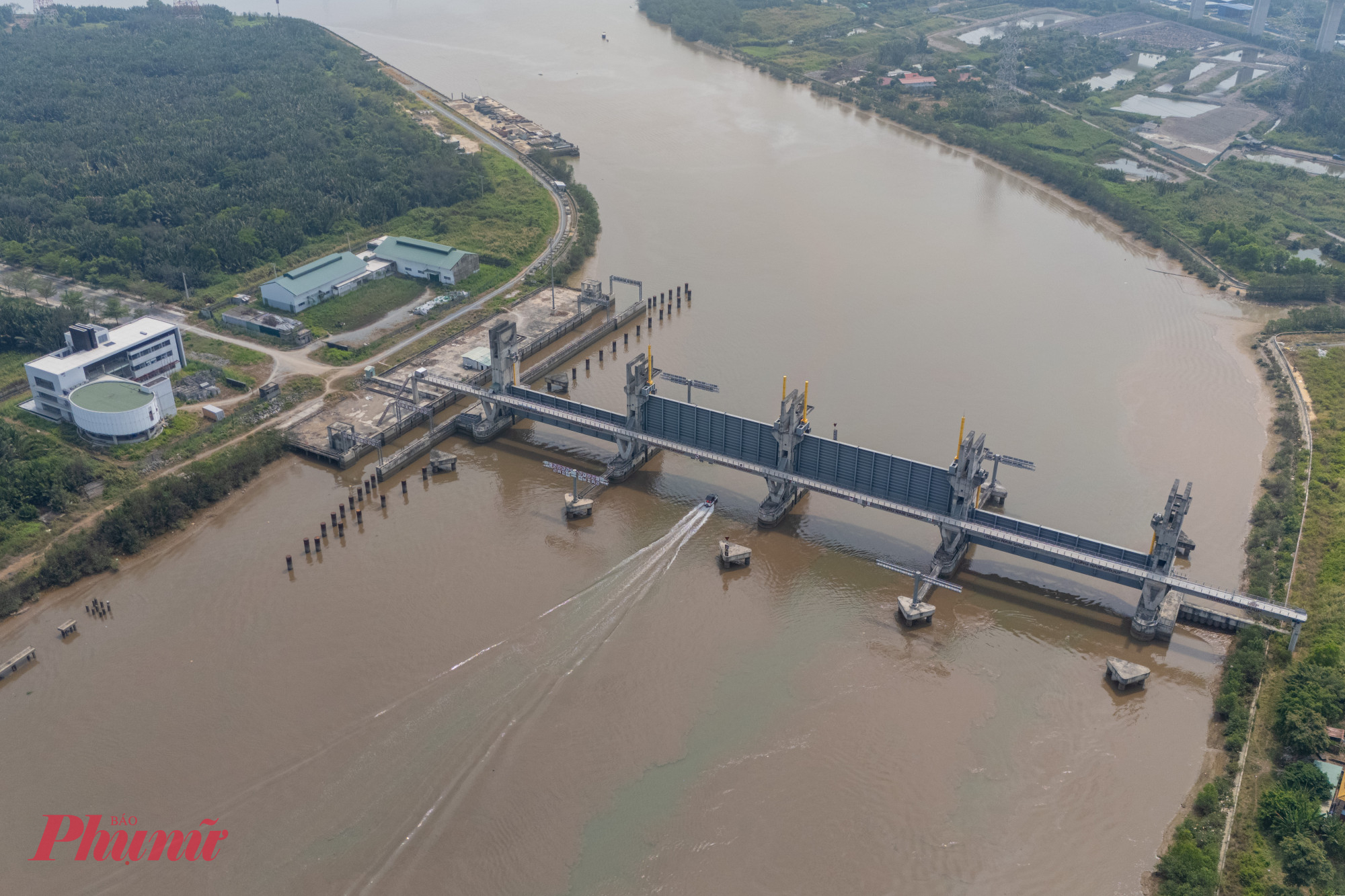 Là cống ngăn triều lớn nhất trong 6 cống ngăn triều của dự án, cống ngăn triều Mương Chuối (huyện Nhà Bè) hiện đã đạt 96% khối lượng nhưng đã dừng thi công và bỏ hoang nhiều năm.