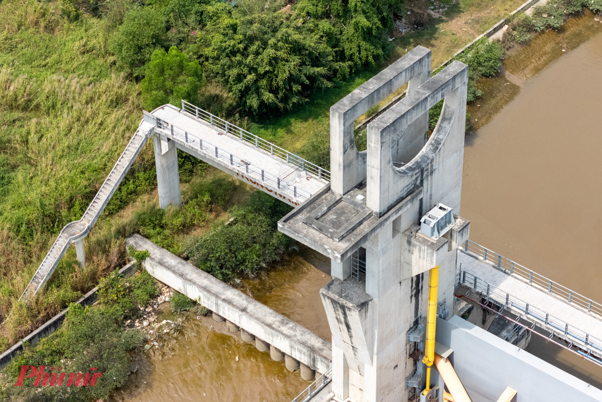 Hiện cống ngăn triều Mương Chuối còn một số hạng mục chờ hoàn thiện như bờ kè bảo vệ bờ, thảm đá gia cố lòng sông, hoàn thiện đường vận hành cống, cảnh quan…nếu được tái khởi động thi công lại.