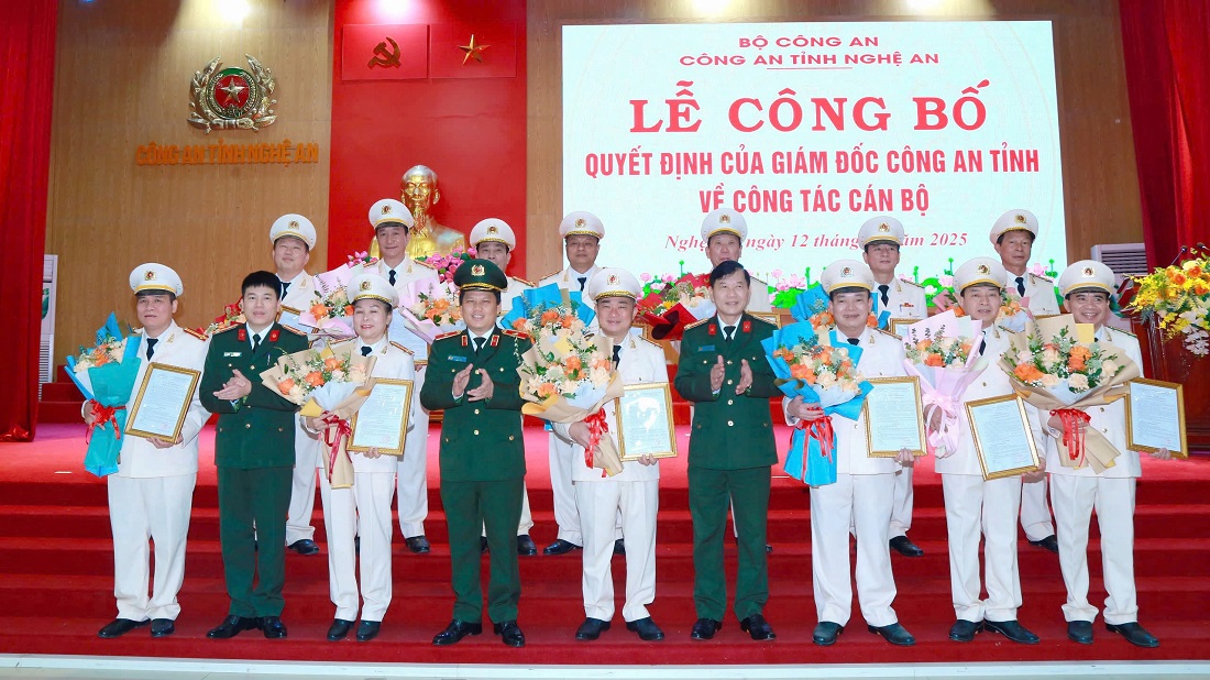 Lãnh đạo Công an tỉnh Nghệ An trao quyết định cho 13 lãnh đạo công an cấp phòng, huyện nghỉ hưu trước tuổi - Ảnh: Công an cung cấp