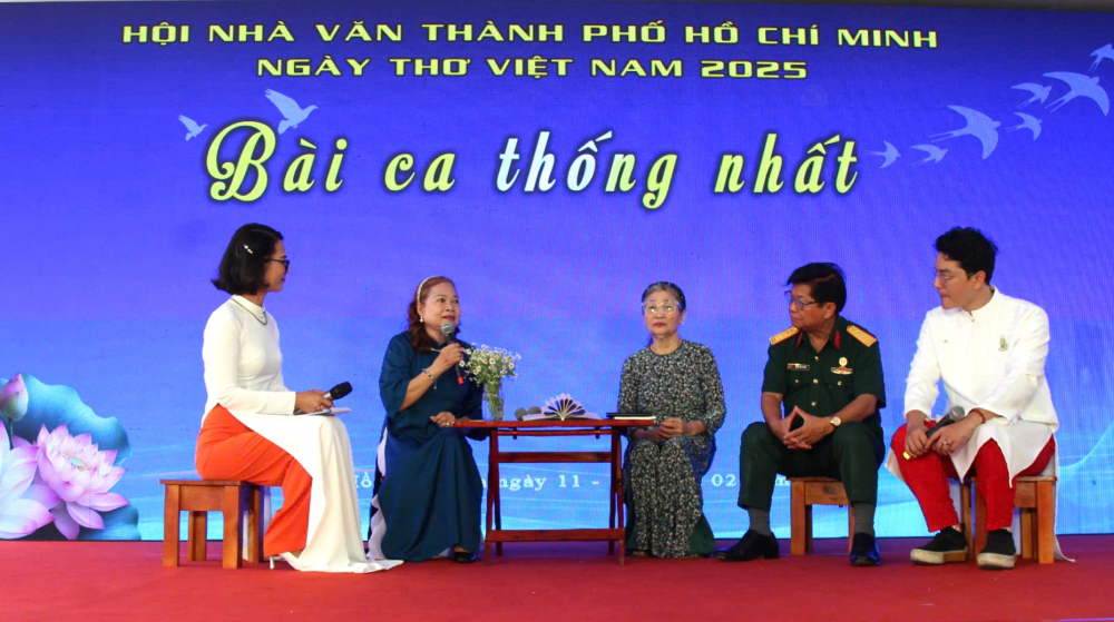 3.Giao lưu tác giả: “Chúng tôi làm thơ và đánh giặc”: Trần Thế Tuyển, Lương Minh Cừ, Đặng Nguyệt Anh, Nguyễn Bính Hồng Cầu (mỗi tác giả đọc một bài thơ)