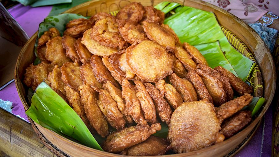 Kuih Cucur là một món bánh chiên giòn phổ biến trong ẩm thực đường phố Malaysia. Bánh được làm từ bột mì, đường và nước, đôi khi thêm chuối hoặc khoai lang để tạo độ ngọt tự nhiên. Khi chiên, bánh có lớp vỏ vàng giòn, bên trong mềm và xốp, mang hương vị thơm ngon. Thường được thưởng thức cùng trà nóng, Kuih Cucur là món ăn vặt quen thuộc của nhiều người. Bạn có thể dễ dàng tìm thấy món bánh này tại các khu chợ và quầy hàng ven đường.