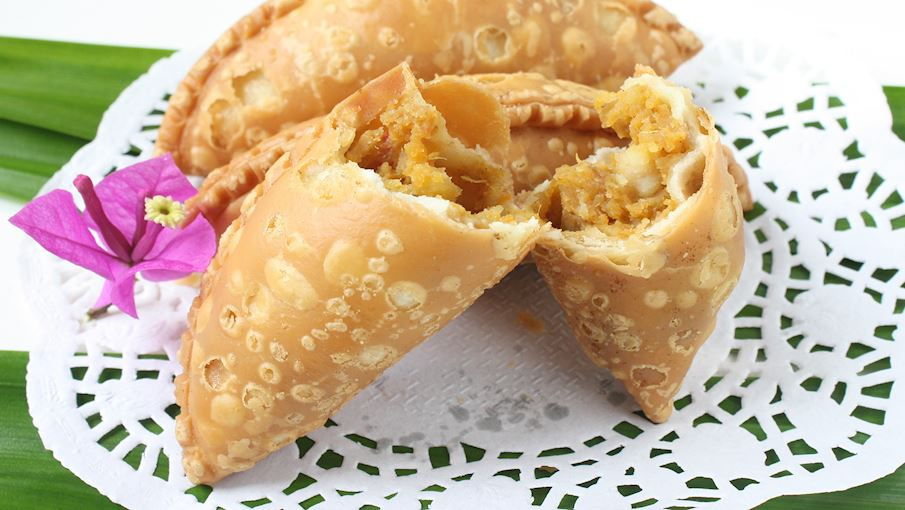 Karipap là một món ăn vặt đường phố được yêu thích tại Malaysia. Bánh có lớp vỏ chiên giòn, bên trong là nhân khoai tây, thịt gà hoặc bò xào với cà ri đậm đà. Ngoài phiên bản mặn truyền thống, Karipap còn có nhân ngọt như sầu riêng hay khoai lang. Bánh thường được bán tại các quầy hàng, chợ và tiệm bánh địa phương. Với hương vị thơm ngon, Karipap là lựa chọn tuyệt vời cho những ai thích đồ ăn nhẹ.