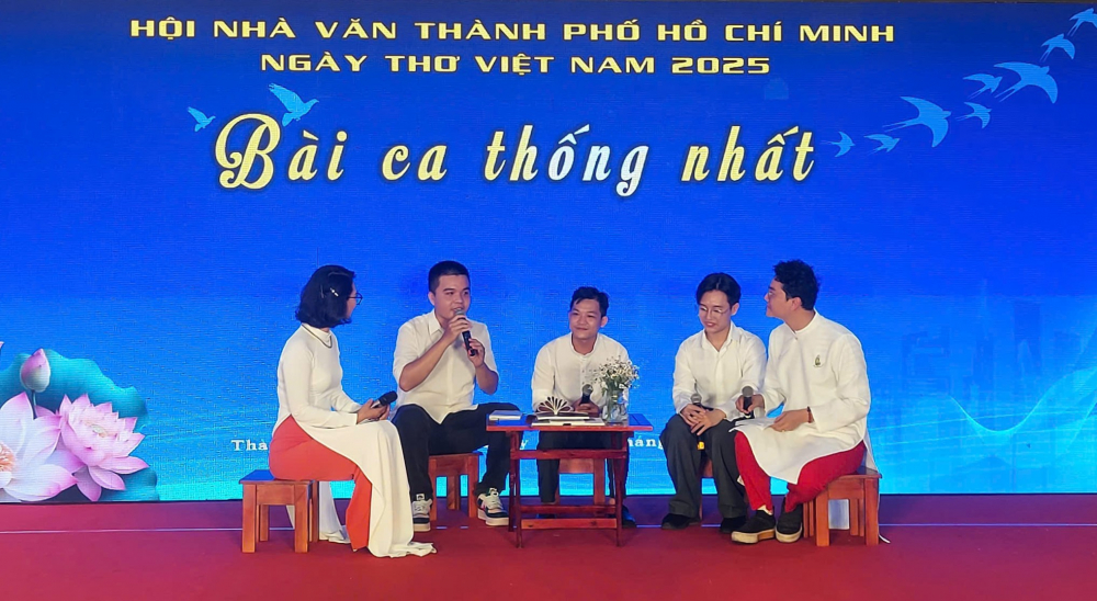 7.Giao lưu tác giả: “Giọng thơ trẻ ở thành phố trẻ”: Trần Đức Tín, Đoàn Nguyễn Anh Minh, Nguyễn Trọng Đoàn, Thanh Hoa (mỗi tác giả đọc một bài thơ)