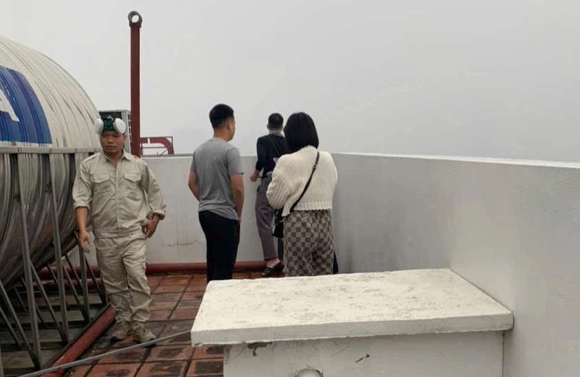 Cảnh sát hướng dẫn, đưa người dân lên tầng mái để thoát nạn. Ảnh: Công an cung cấp