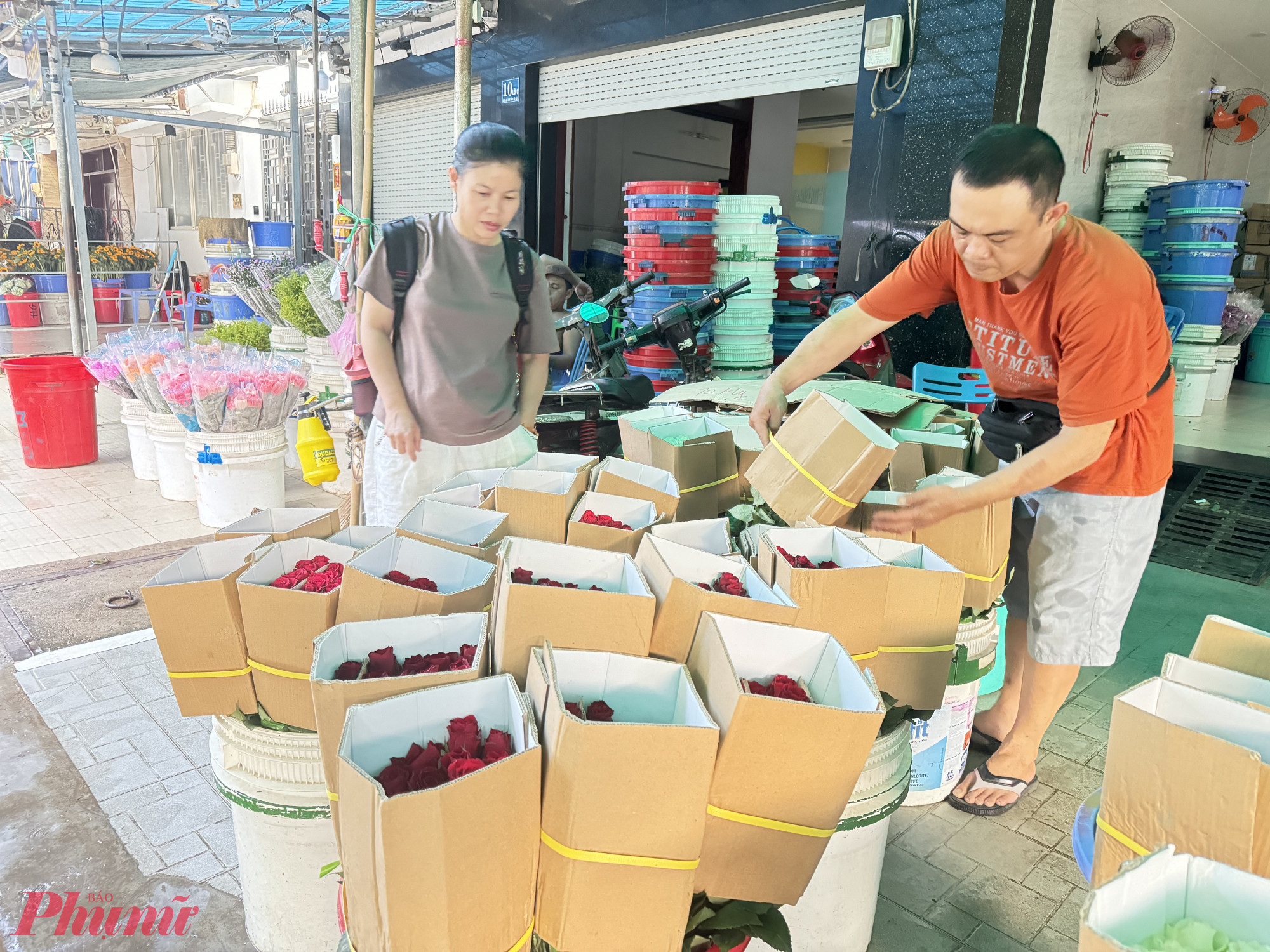 Vựa nhiều nhất, chuyên cung cấp chỉ mặt hàng hoa hồng thì số lượng mà chủ vựa này nhập chỉ khoảng vài chục bó