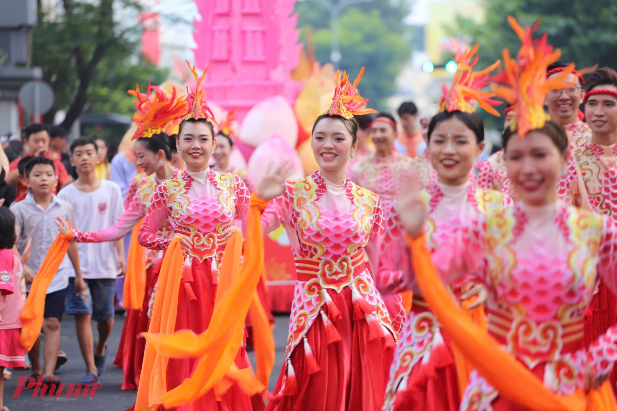 Đoàn diễu hành mang đến hình ảnh đầy màu sắc, không khí vui tươi, phấn khởi. Đây được xem như một nét văn hoá đặc trưng của khu vực cũng như TPHCM mỗi dịp đầu năm mới.