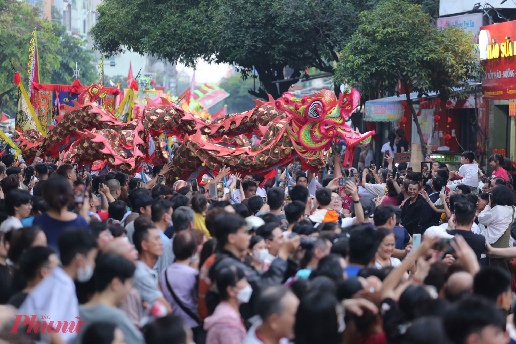 Chiều 12/2 (nhằm 15 tháng Giêng) đoàn diễu hành nghệ thuật đường phố với sự tham gia của hơn 1.100 diễn viên quần chúng thuộc các Hội quán người Hoa, các đoàn Lân - Sư - Rồng của 3 quận 5, 6 và 11 đã đi qua nhiều tuyến đường: Hải Thượng Lãn Ông - Châu Văn Liêm - Lão Tử - Lương Nhữ Học - Nguyễn Trãi - Trần Xuân Hòa, Trần Hưng Đạo... để mừng tết Nguyên tiêu. 